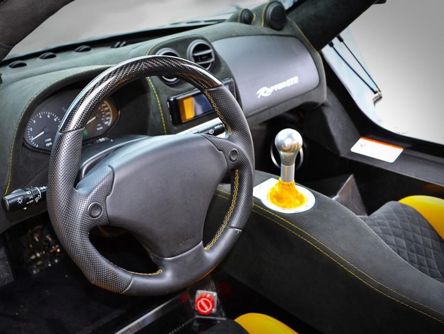 Интерьер Mosler Raptor GTR 2012 года  (фото 8 из 10)